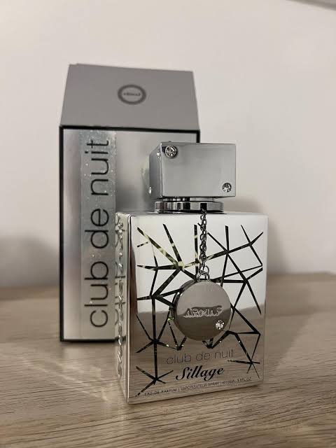 CLUB DE NUIT SILLAGE (10ML)
كلوب دي نوي سيلاچ ( ١٠ملي ) من أراماف