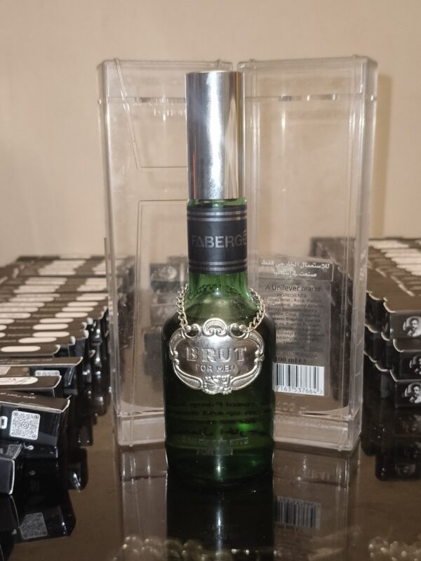 BRUT COLOGNE 
كولونيا بروت فرنسي باتش قديم 
كمية كما موضح في حدود ٨٥ ل ٩٠ ملي